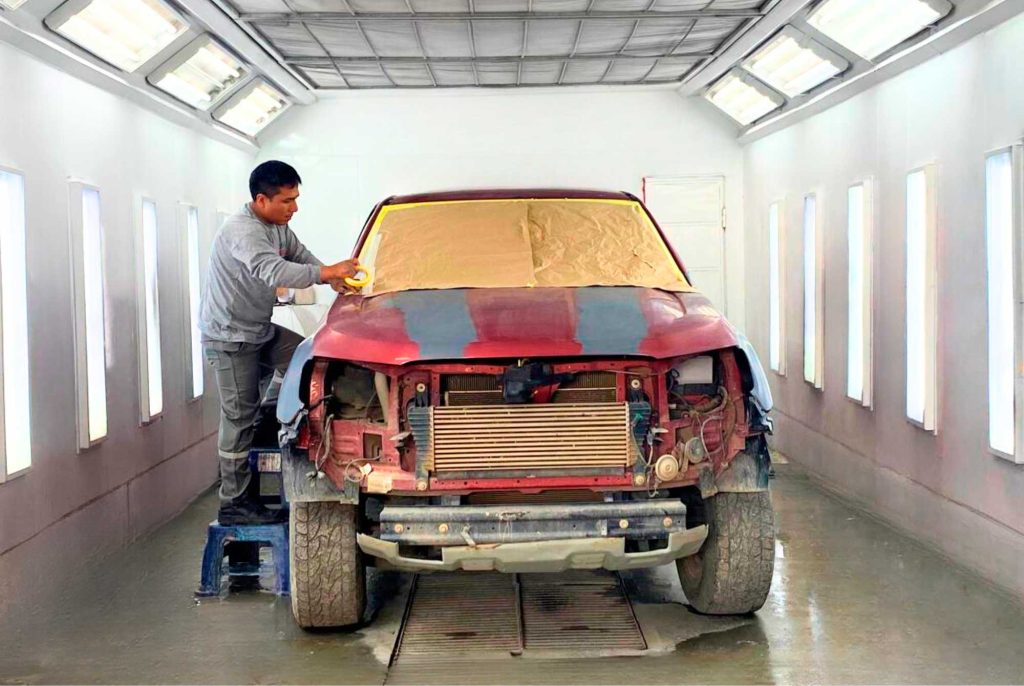 Proceso de planchado y pintura automotriz